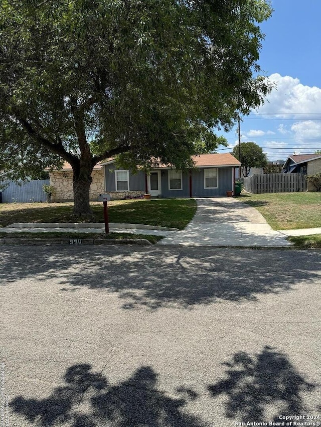 view of front facade with a front yard