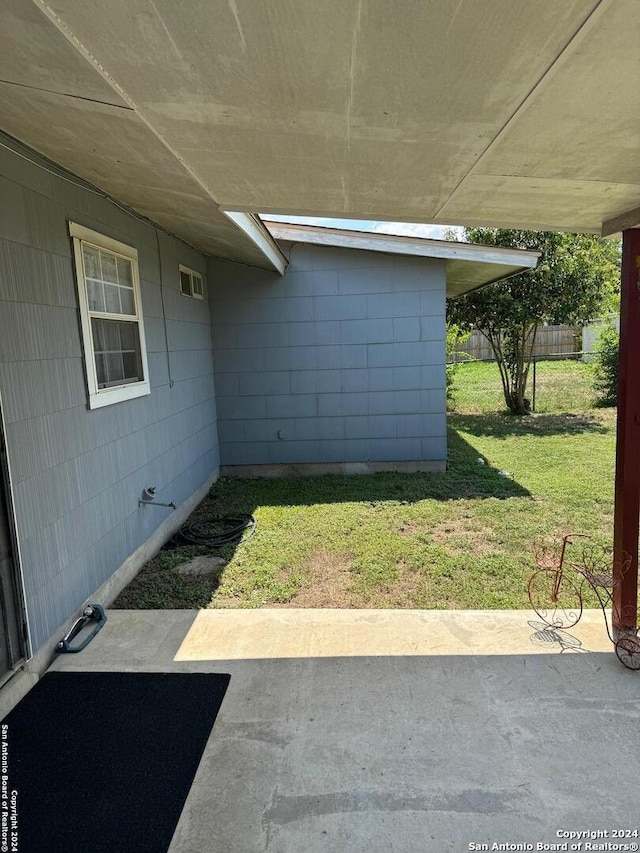 view of yard featuring a patio