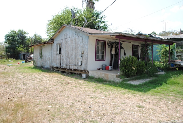 view of front of home featuring a front lawn