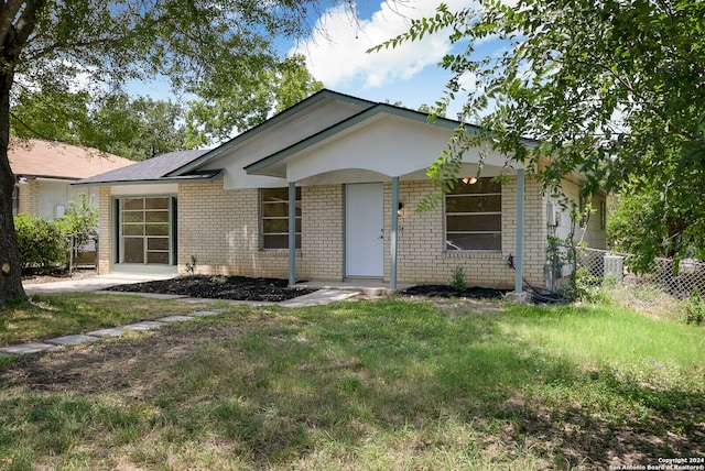 view of front of home featuring a front yard