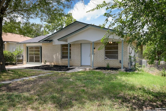 view of front of house featuring a front yard