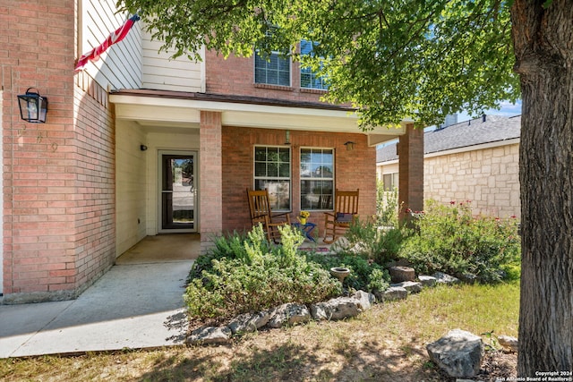 entrance to property featuring a porch