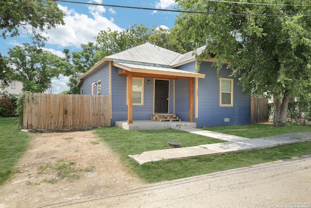 view of front of home featuring a front yard