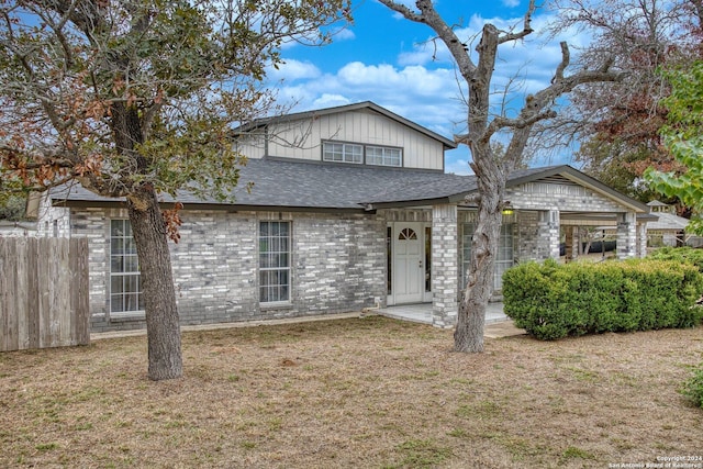 view of front of home featuring a gazebo and a front lawn