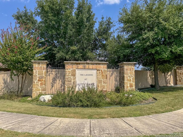 community sign featuring a yard