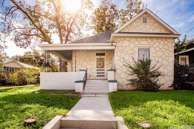 view of front facade featuring a front yard