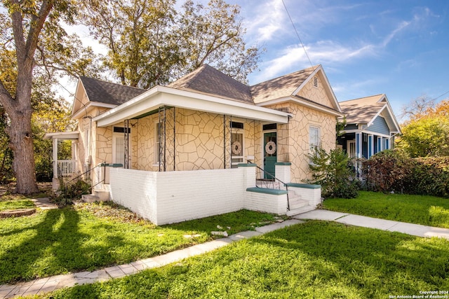 bungalow featuring a front yard