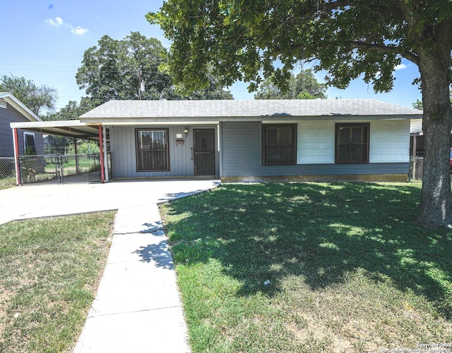 ranch-style home featuring a front lawn and a carport