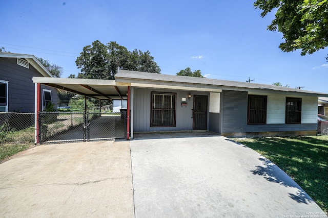 view of front of home featuring a front lawn and a carport