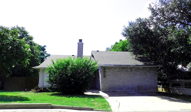 view of front facade featuring a front lawn