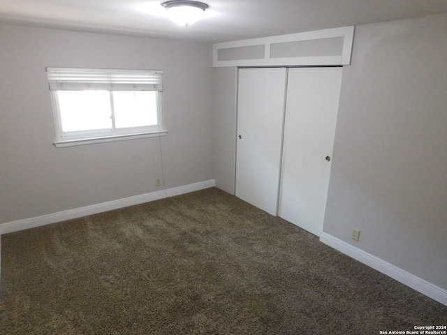 unfurnished bedroom featuring carpet flooring and a closet