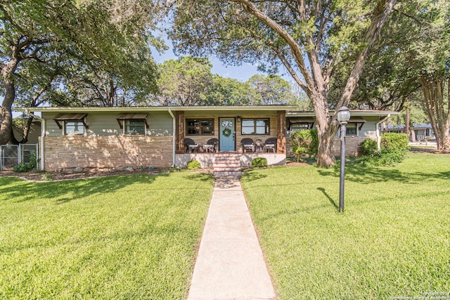 single story home featuring a front yard