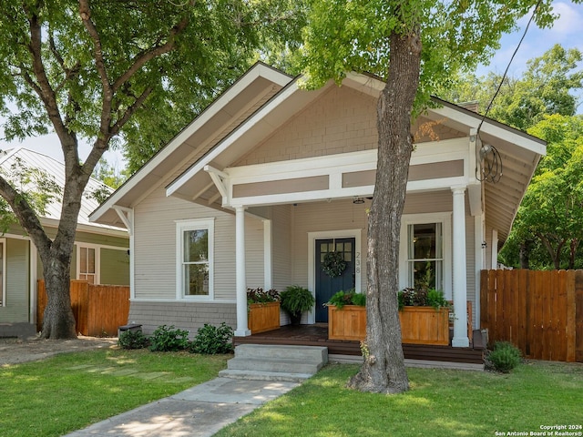 view of front of property with a front lawn and covered porch