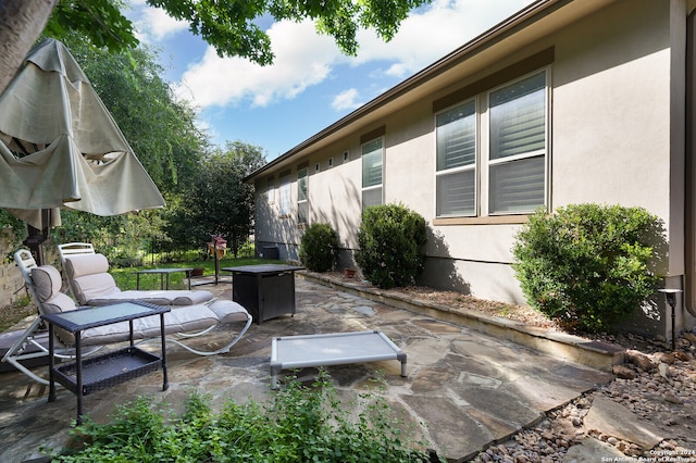 view of patio featuring a fire pit