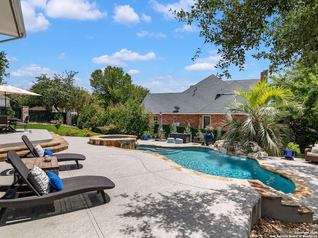 view of pool with an in ground hot tub and a patio area