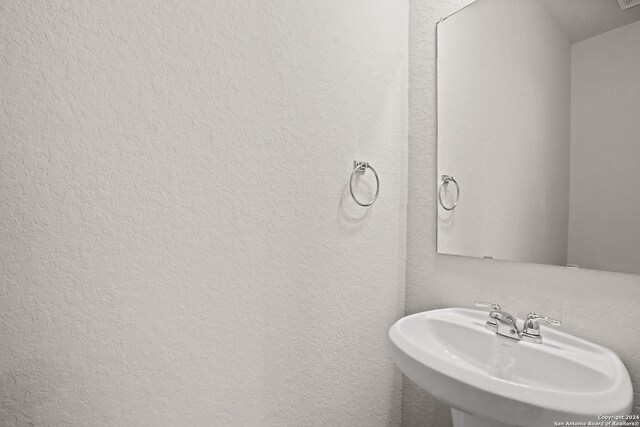 bathroom featuring sink