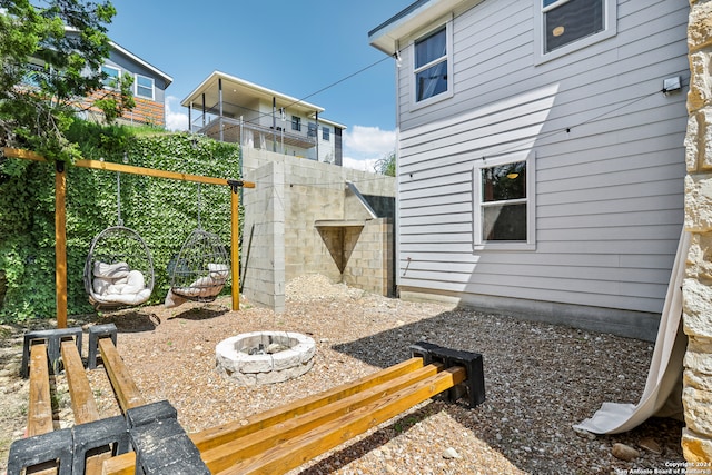 view of yard featuring a fire pit