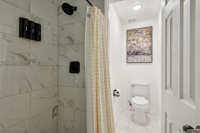 bathroom featuring a shower with shower curtain and toilet