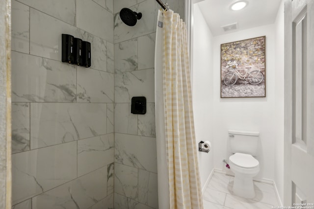 bathroom featuring toilet and a shower with curtain