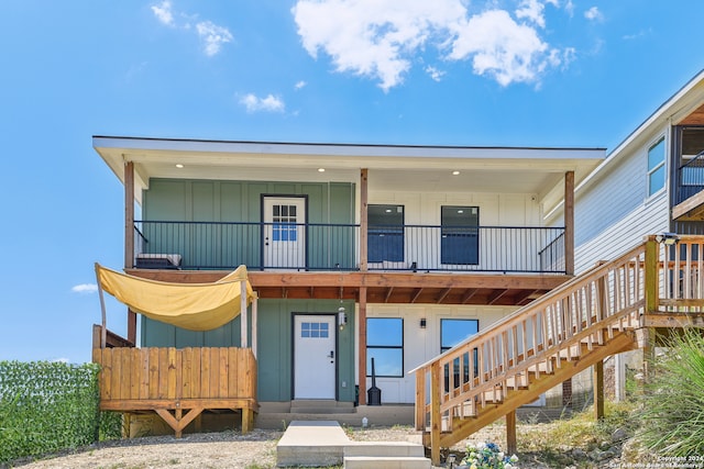 view of front of property featuring a balcony