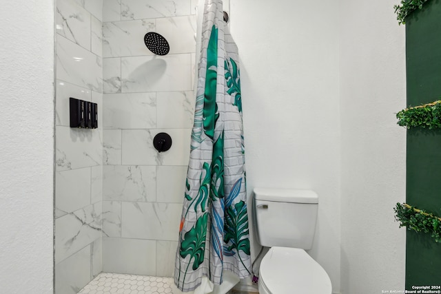 bathroom featuring a shower with curtain and toilet