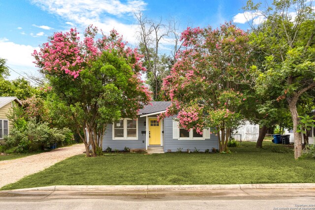 view of front of house with a front lawn