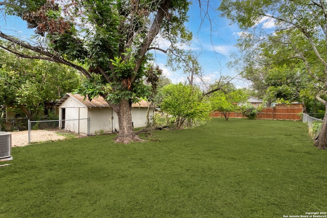 view of yard with an outdoor structure