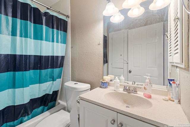 full bathroom featuring toilet, shower / bath combo with shower curtain, and vanity