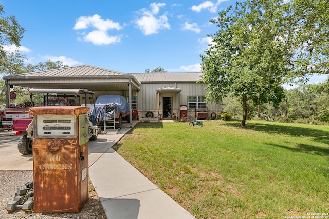 view of front of property featuring a front lawn