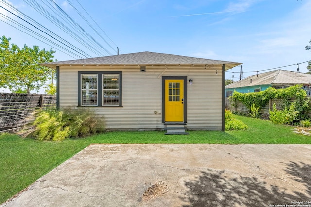 view of front facade featuring a patio and a front yard