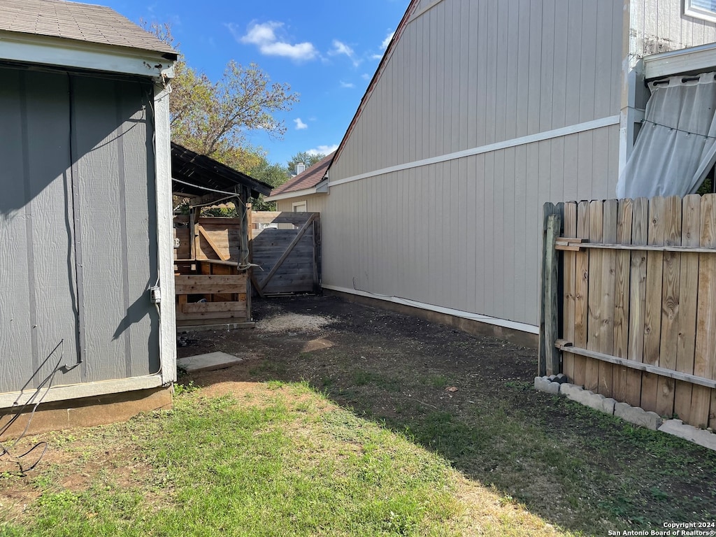 view of yard with an outdoor structure