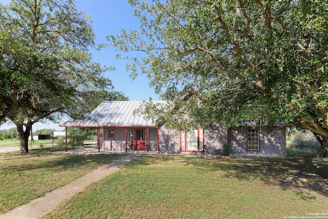 view of front facade featuring a front lawn