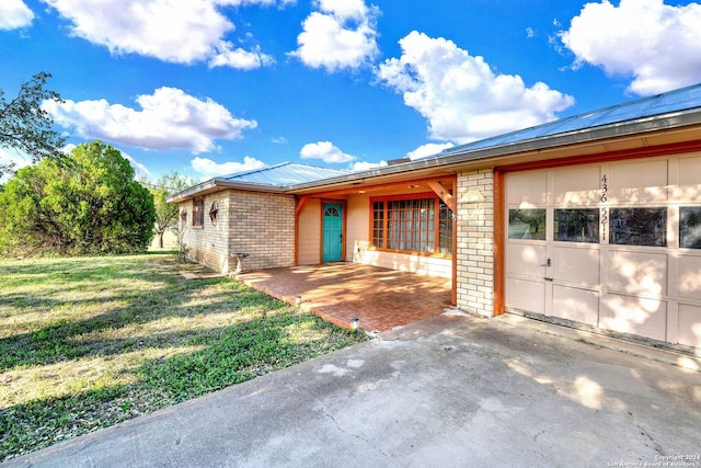 view of front of home featuring a front lawn and a garage