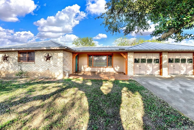 ranch-style house with a front yard