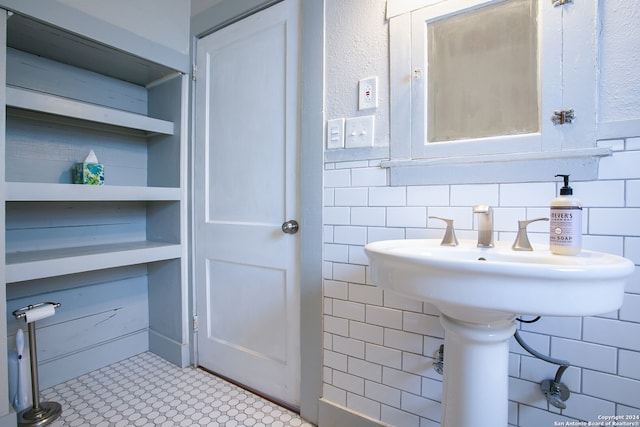 bathroom featuring tasteful backsplash, built in shelves, tile walls, and tile patterned floors