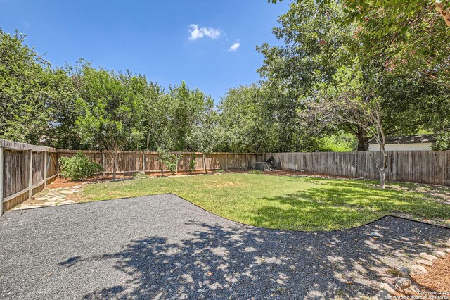 view of yard featuring a patio area