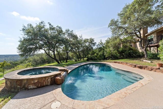 view of pool with an in ground hot tub and pool water feature