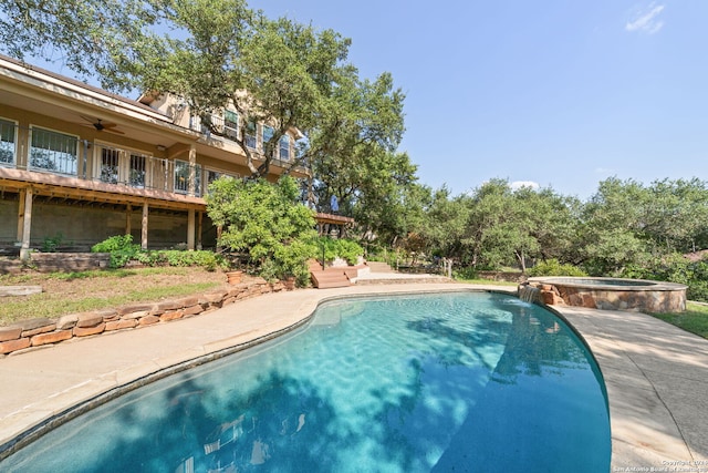 view of pool with an in ground hot tub and ceiling fan