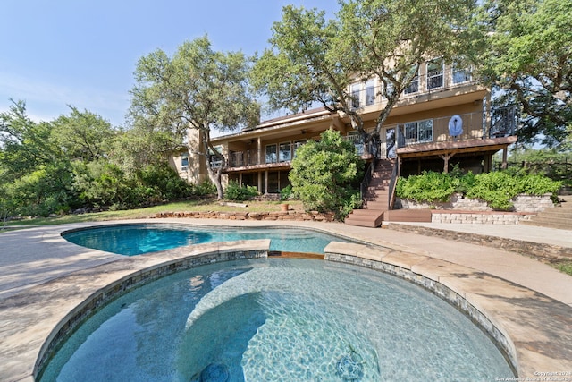 view of pool featuring an in ground hot tub