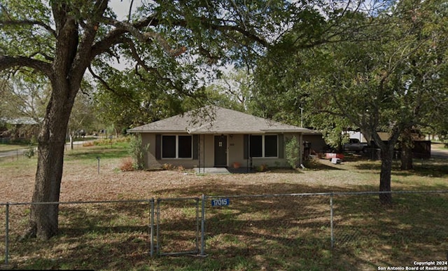 view of front facade featuring a front lawn