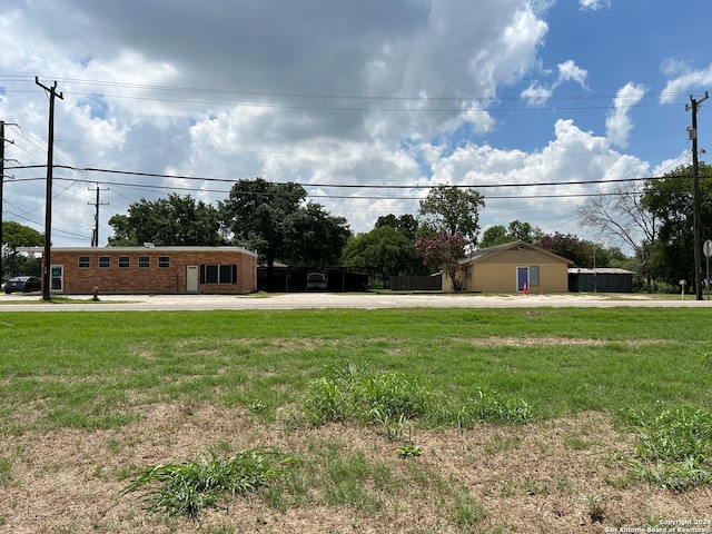 view of front of property featuring a front yard