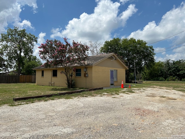 single story home with a front lawn