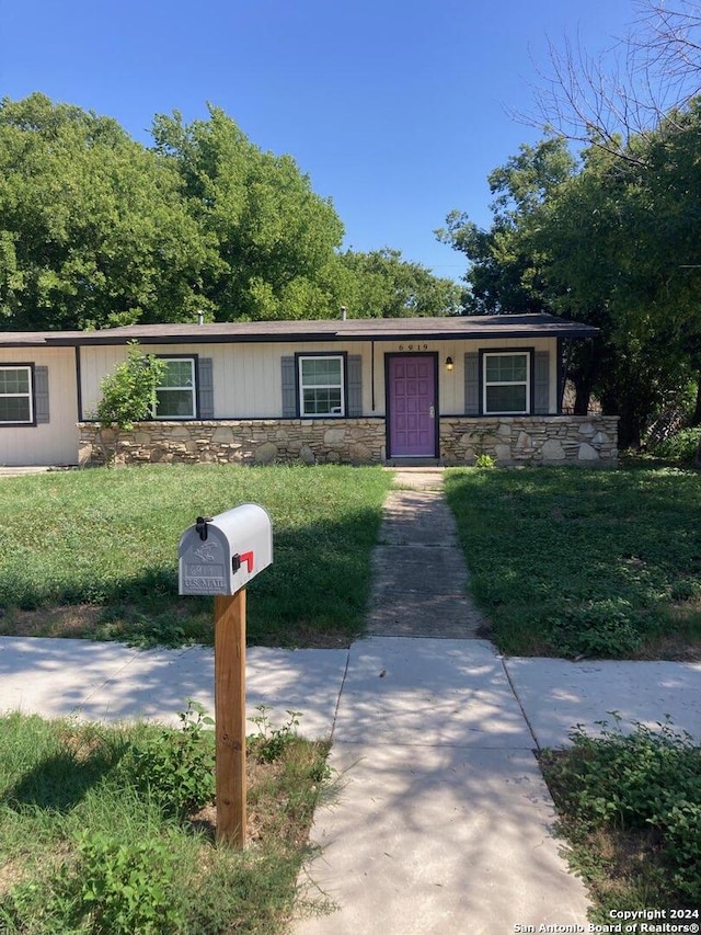 ranch-style house featuring a front lawn