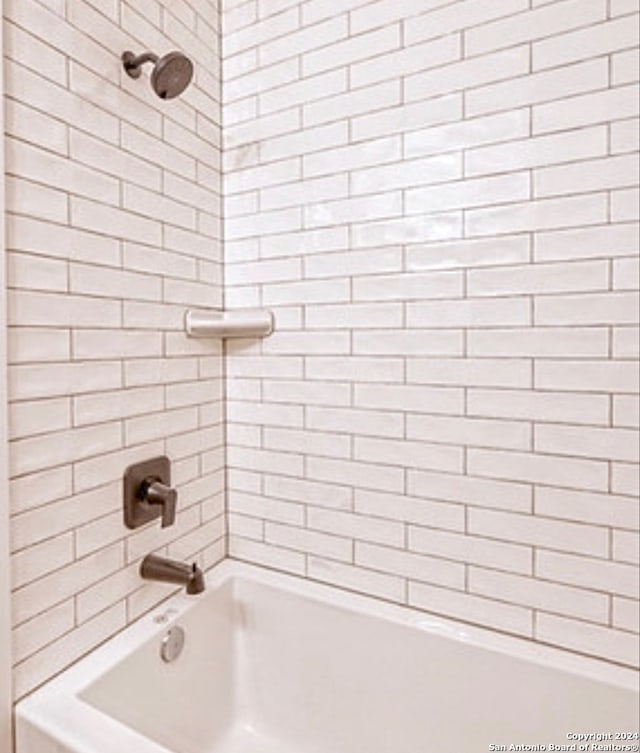 bathroom with tiled shower / bath combo