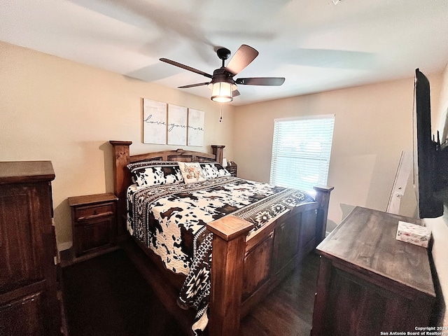 bedroom featuring ceiling fan