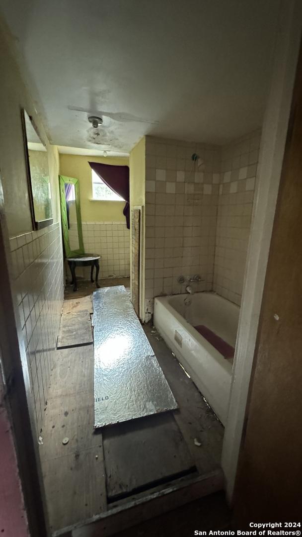 bathroom featuring tile walls