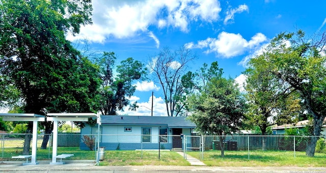 view of front of house featuring a front yard