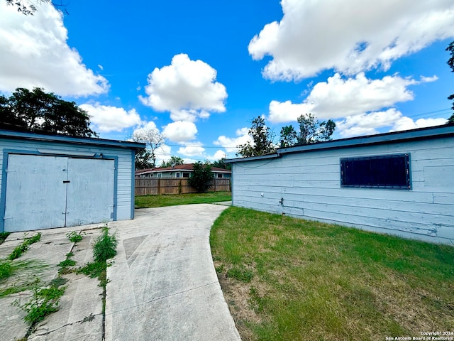 view of yard featuring an outdoor structure