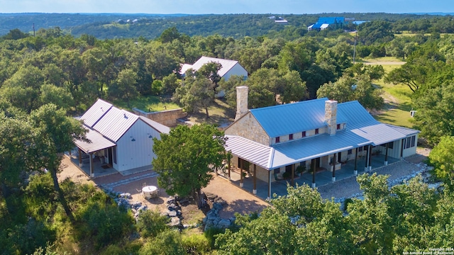 bird's eye view featuring a wooded view