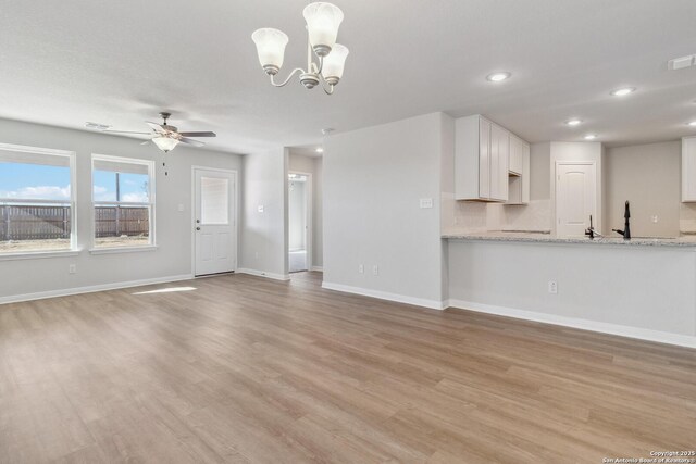 carpeted spare room featuring a tray ceiling and ceiling fan